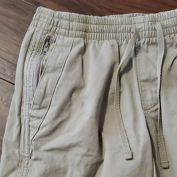 Abercrombie & Fitch Men's Drawstring Athletic Shorts in Light Khaki - Picture 3 of 8